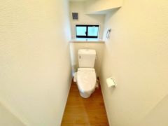 ウォシュレット付きトイレです。1階2階の2ヶ所にトイレがあるので、忙しい朝にもゆとりができますね＾＾ 温水洗浄便座リモコン付き。
