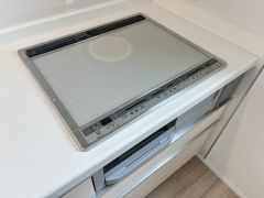 お手入れのしやすいIHクッキングヒーターです。3口コンロなので、効率よくお料理が楽しめます。毎日のお料理も楽しくなりますね＾＾