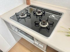 3種類の料理が同時に調理できる、3口ガスコンロ。忙しい朝食やお弁当作りも効率良くお料理できますね＾＾