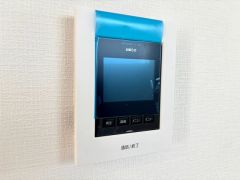 今や必需品となっておりますTVモニター付きインターホンです。録画・再生器のもついており防犯性もばっちりです。キッチン横にありワンタッチで外の方とお話ができますので便利です。