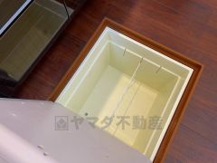 キッチンにある床下収納は、居住スペースを減らさずに買い置きの調味料や非常食などを保管することができます。