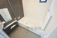 1日の疲れを癒すくつろぎのバスルーム。足を伸ばしてもゆったりと入れるサイズです。お子様と一緒にお風呂に入っても狭くないですね＾＾