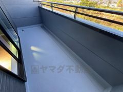 陽当たりの良いバルコニーです。お洗濯やお布団干しはもちろん、日光浴スペースにも。足元は防水工事施工済です。