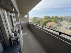 陽当たりの良いバルコニーです。お洗濯やお布団干しはもちろん、日光浴スペースにも。足元は防水工事施工済です。