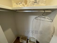 収納力豊富なウォークインクローゼット。洋服や小物などを1箇所にまとめて美しい収納を実現します。