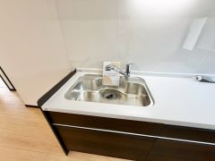 大きなお鍋も楽々洗える幅の広いシンクです＾＾ステンレスシンクなので簡単にお掃除できますよ。洗剤やスポンジもすっきりできる収納付き。