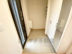 玄関扉から光の差し込む明るい玄関です。 広々とした土間収納を完備。家族全員の靴がきれいに収納できます＾＾