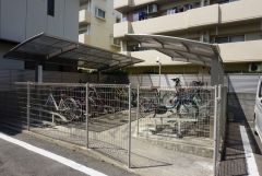 ルーフ付き自転車置き場　ここの他にもう1か所あります。