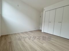 5.25帖。住む人のこだわりを活かす洋室＾＾広めのクローゼットもあり荷物もすっきり片付けられ、ゆとりのある暮らしが出来ます＾＾