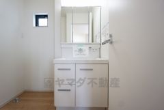 三面鏡裏収納付き洗面化粧台です＾＾ 歯磨きセットやスキンケア用品などの収納に便利ですね。