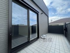 陽当たりの良いバルコニーです。お洗濯やお布団干しはもちろん、日光浴スペースにも。