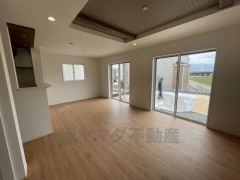 大きな窓のあるリビングは陽光あふれる明るい空間です。居心地良く、ご家族皆がゆったり寛げる憩いの空間となりそうです。
