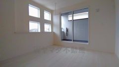 バルコニーに面していて日当たりがよく、寝室としての利用もおすすめです＾＾ 窓を高い位置に設け、プライバシーも確保しつつも、外からの光を効率よく取り入れます