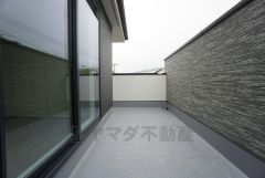 陽当たりの良いバルコニー。十分な広さがあるので一度にたくさんの洗濯物を干すことができます。日光浴をしたり、星を眺めたりも良いですね^^