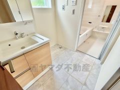 洗面台、洗濯機置き場、バスルームが連なっている、生活導線の考えられた作りになっています。