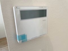 キッチン横からお湯張り、追い炊き、足し湯がボタン一つで楽々操作できる給湯機リモコンです＾＾忙しい夕飯の準備の時間帯に重宝しますね。