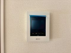 今や必需品となっておりますTVモニター付きインターホンです。録画・再生器のもついており防犯性もばっちりです。キッチン横にありワンタッチで外の方とお話ができますので便利です。