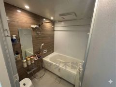 1日の疲れを癒すくつろぎのバスルーム。足を伸ばしてもゆったりと入れるサイズです。お子様と一緒にお風呂に入っても狭くないですね＾＾（CGによるイメージとなります。）