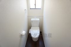 ウォシュレット、暖房便座、節電・節水機能など、使い勝手のよい高機能トイレです。