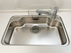 大きなお鍋も楽々洗える、幅が広いシンク。 洗剤や石鹸、スポンジもすっきりできる収納付き。浄水器が一体化した水栓シャワーが付いているので、節水効果もありますね＾＾