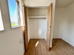 各居室にはハンガーパイプ付きのクローゼットが設けられています。たっぷり収納できるので衣替えの心配もいりませんね＾＾