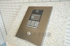 オートロックは、外部の人が自由に建物内に出入りできないため、不審者の侵入防止効果があります。