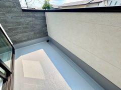陽当たりの良いバルコニーです。お洗濯やお布団干しはもちろん、日光浴スペースにも。足元は防水工事施工済です。