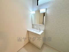 おしゃれな洗面台で広々と使いやすいです＾＾鏡裏と洗面ボウル下に収納付きの洗面台なので、整理整頓ができスッキリと使えます＾＾