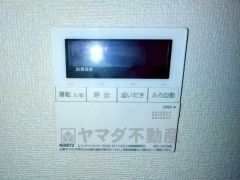 お湯張り、追い炊き、足し湯がボタン一つで楽々操作できる非常に便利な給湯機リモコンです。追い炊きがついていると寒い冬は水道代の節約にもなるので助かりますね