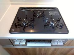 3種類の料理が同時に調理できる、3口ガスコンロ。忙しい夕食の支度時間が短縮できて効率よくお料理が楽しめます。