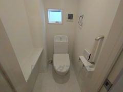 温水洗浄機付トイレです。トイレは2ヶ所設けられているので、来客時にも気兼ねなく使えますね。小窓付きで換気も出来ます。