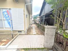 飛び石を配した玄関アプローチ。ゆとりある動線を確保し、毎日の出入りを快適にサポートします。