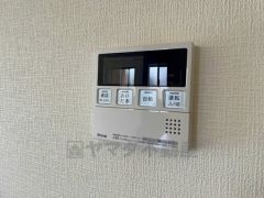 キッチン横からお湯張り、追い炊き、足し湯がボタン一つで楽々操作できる給湯機リモコンです。忙しい夕飯準備の時間帯に重宝しますね。