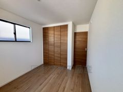 大きめのクローゼットがついた使いやすい洋室です＾＾居室としてももちろん、収納や書斎、お子様のプレイスペースにも＾＾使い勝手が良さそうです＾＾