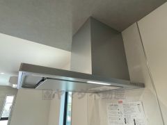 お手入れが簡単なスリム型レンジフードです。調理により発生する油煙や臭いを吸い込み、屋外へ排気してくれます。