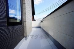 同仕様写真。現況と異なる場合は現況を優先します。陽当たりの良いバルコニーです。お洗濯やお布団干しはもちろん、日光浴スペースにも。足元は防水工事施工済です。