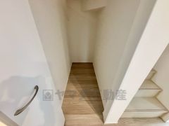 2階廊下に空間を有効活用した収納スペースが設けられています。