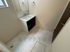 室内洗濯機置場。小窓付き＾＾