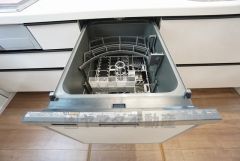 炊事時間を大幅に短縮できる食器洗浄乾燥機付きです＾＾冬場の洗い物による手荒れの悩みも軽減されますね。