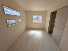 2面採光を確保した爽やかな風を感じて起きる朝は、快適生活の始まりに。ナチュラル色のフローリングで開放的な優しい雰囲気になっています＾＾