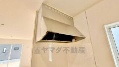 コンロ上には換気扇完備＾＾すぐ横に小窓が設けられているので、換気扇と合わせてWで換気できます＾＾