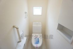 ウォシュレット付きトイレです。1階2階の2ヶ所にトイレがあるので、忙しい朝にもゆとりができますね＾＾