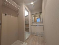 脱衣室 洗濯機置場の上には可動式の棚が付いているので、タオルや着替えなども置くスペースが確保できて助かりますね。