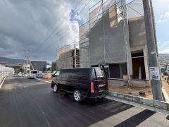 前面道路東側5ｍに面しています。