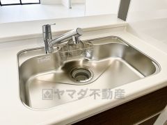 大きなお鍋も楽々洗える幅の広いシンクです＾＾ステンレスシンクなので簡単にお掃除できますよ。洗剤やスポンジもすっきりできる収納付き。