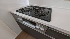 3種類の料理が同時に調理できる、3口ガスコンロ。忙しい朝食やお弁当作りも効率良くお料理できますね＾＾