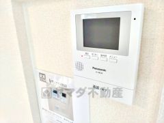 防犯性もばっちり、TVモニター付きインターホン完備。大きなモニターで玄関先を確認できます。録画機能が付いているので不在時の訪問者も確認できて安心です＾＾