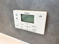 お湯張り、追い炊き、足し湯がボタン一つで楽々操作できる非常に便利な給湯機リモコンです。追い炊きがついていると寒い冬は水道代の節約にもなるので助かりますね