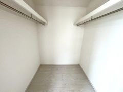 ウォークインクローゼットはゆとりのある広々設計です。