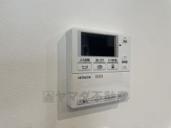 キッチン横から追い炊き、温度調節など楽々操作できる給湯器リモコンです＾＾忙しい夕飯の準備の時間帯に重宝しますね。